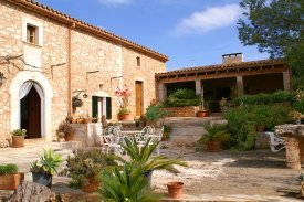 Ein Ferienhaus in Spanien? Wie wäre es mit einer Finca auf Mallorca für 6 Personen?